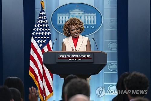브리핑하는 백악관 대변인[워싱턴 AP=연합뉴스. 재판매 및 DB 금지]