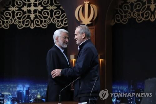 TV토론 참석해 인사하는 이란 대선 후보들(테헤란 EPA=연합뉴스) 1일(현지시간) 이란 테헤란의 국영 IRIB 방송 스튜디오에서 열린 대선 후보 TV 토론에 참석한 사이드 잘릴리 후보(왼쪽)와 마수드 페제시키안 후보가 인사하고 있다. 지난달 28일 치러진 1차 투표에서 득표율 1~2위를 기록한 이들은 오는 5일로 예정된 결선 투표에서 맞붙는다. [IRIB 제공] 2024.07.02