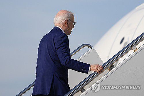 전용기 계단을 오르는 조 바이든 미국 대통령[AP 연합뉴스 자료사진]