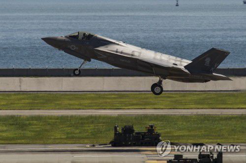일본 이와쿠니 기지에서 이륙하는 F-35[EPA 연합뉴스 자료사진. 재판매 및 DB 금지]