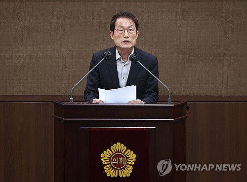 학생인권조례 폐지 재의 요구하는 조희연 교육감(서울=연합뉴스) 류영석 기자 = 조희연 서울시교육감이 25일 오후 서울특별시의회에서 열린 제324회 서울시의회 정례회 본회의에서 '서울특별시 학생인권 조례 폐지조례안 재의의 건'과 관련해 발언하고 있다. 2024.6.25 ondol@yna.co.kr