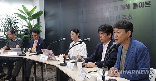 '손축구아카데미 스포츠 폭력 사건 본질'(서울=연합뉴스) 강민지 기자 = 4일 오후 서울 마포구 스페이스엠에서 열린 '손축구아카데미 스포츠 폭력 사건을 통해 돌아본 아동ㆍ청소년 스포츠 인권의 현 주소' 긴급토론회에서 정희준 문화연대 대안체육회 집행위원이 '손축구아카데미 스포츠 폭력 사건의 본질은 무엇인가'를 주제로 발제하고 있다.  2024.7.4 mjkang@yna.co.kr