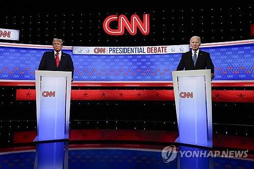 첫 TV 토론하는 바이든 대통령과 트럼프 전 대통령(좌)[AP 연합뉴스 자료사진]