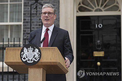 키어 스타머 신임 영국 총리 연설(런던 AP 연합뉴스) 5일(현지시간) 영국 총리에 취임한 키어 스타머 노동당 대표가 총리 관저 앞에서 취임 연설을 하고 있다. 2024.7.5