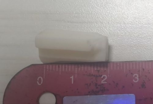 아이스크림에서 나온 고무고무 이물질은 아이스크림 통을 고정하는 틀의 가장자리에 붙어있는 물체였다. [제보자 제공]