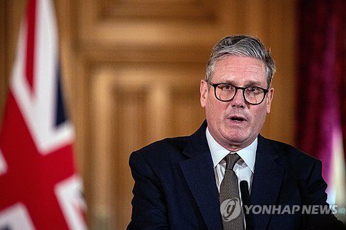 기자회견하는 영국 신임 총리 (EPA 런던=연합뉴스) 키어 스타머 영국 신임 총리가 6일(현지시간) 영국 런던 다우닝가 10번지 총리 관저에서 기자회견을 하고 있다. 2024.7.6 photo@yna.co.kr [재판매 및 DB 금지]