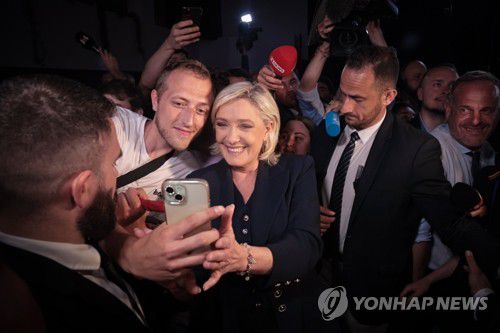 지지자와 셀카 찍는 佛 마린 르펜(파리 EPA=연합뉴스) 프랑스 극우 정당 국민연합(RN)의 실질적 리더인 마린 르펜 의원(가운데)이 1일(현지시간) 파리에서 지지자와 셀카를 찍고 있다. 이날 치러진 프랑스 조기 총선 결과 RN이 득표율 1위를 기록할 것으로 전망됐다. 2024.07.01 passion@yna.co.kr