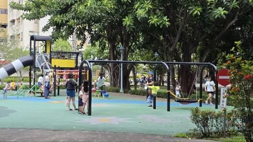 대만 내 공원에서 가족과 즐거운 한때를 보내는 현지 시민들[촬영 김철문]