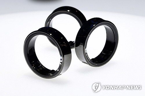 공개된 갤럭시 링(바르셀로나=연합뉴스) 세계 최대 이동통신 전시회 '모바일 월드 콩그레스(MWC) 2024'가 개막한 26일(현지시간) 스페인 바르셀로나 피라 그란 비아 전시장 삼성전자 부스에서 갤럭시 링이 공개되고 있다. 2024.2.26 [사진공동취재단] jjaeck9@yna.co.kr