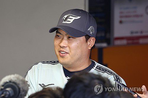 12년 만에 올스타전 돌아온 류현진(인천=연합뉴스) 신현우 기자 = 6일 인천SSG랜더스필드에서 열린 2024 신한 SOL뱅크 KBO 올스타전에 출전하는 나눔 올스타 한화 류현진이 사인회에 참석하기에 앞서 취재진과 인터뷰하고 있다. 2024.7.6 nowwego@yna.co.kr