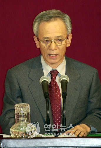 대정부 질문을 하는 김홍신 의원2001년 2월 15일 김홍신 의원이 사회문화 분야 대정부질문을 하고 있다 [연합뉴스 사진]