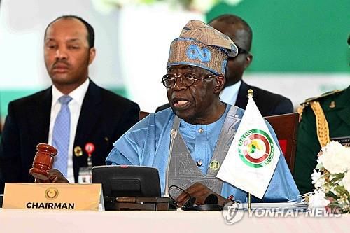 서아프리카경제공동체 의장에 재선출된 볼라 티누부 나이지리아 대통령[AP 연합뉴스 자료사진 재판매 및 DB 금지]