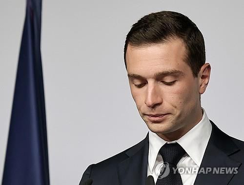 고개 숙인 극우 국민연합의 조르당 바르델라 대표[EPA 연합뉴스 자료사진. 재판매 및 DB 금지]