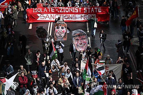 런던 친팔레스타인 시위(런던 AFP=연합뉴스) 친팔레스타인 시위대가 키어 스타머 신임 총리, 앤절라 레이너 부총리의 얼굴 그림을 들고 시위를 벌이고 있다.