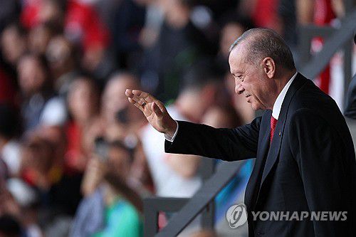 레제프 타이이프 에르도안 튀르키예 대통령(베를린 AFP=연합뉴스) 레제프 타이이프 에르도안 튀르키예 대통령이 6일(현지시간) 저녁 독일 베를린에서 열린 튀르키예와 네덜란드의 유로2024 8강전 경기를 직관하며 손을 흔들어보이고 있다. 2024.7.8