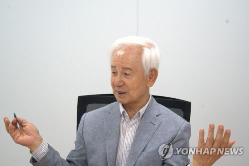 연합뉴스와 인터뷰 중인 김홍신 [촬영 이은도]