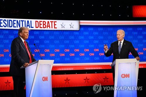 미 대선후보 첫 TV토론에 나선 바이든과 트럼프[EPA 연합뉴스 자료사진. 재판매 및 DB 금지]