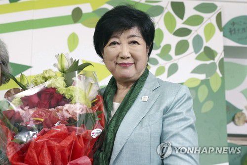 당선 축하 꽃다발 받은 고이케 日 도쿄도지사(도쿄 AP·교도=연합뉴스) 7일 치러진 일본 도쿄도지사 선거에서 3선에 성공한 고이케 유리코 현 지사가 도쿄에서 축하 꽃다발을 받고 포즈를 취하고 있다. 고이케 지사는 42.8%의 득표율로 이시마루 신지 전 히로시마현 아키타카타 시장(24.3%)과 렌호 전 참의원 의원(18.8%)을 따돌리고 압승했다. 2024.07.08 passion@yna.co.kr
