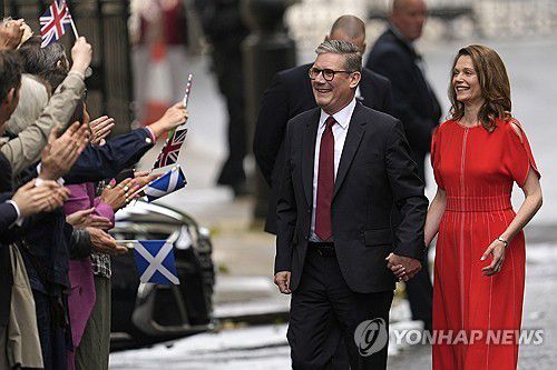 키어 스타머 영국 신임 총리(왼쪽)과 부인 빅토리아 여사(런던 AP=연합뉴스) 4일(현지시간) 키어 스타머 영국 신임 총리와 부인 빅토리아 스타머가 지지다르과 만나고 있다. 2024.07.09