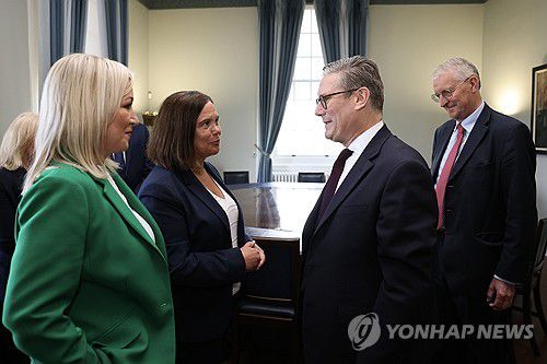 북아일랜드 방문한 스타머 총리(EPA 벨파스트=연합뉴스) 스타머 총리(오른쪽에서 두 번째)가 8일(현지시간) 힐러리 벤 북아일랜드 담당 장관(맨 오른쪽)과 함께 북아일랜드 벨파스트를 찾아 미셸 오닐 자치정부 수반(맨 왼쪽) 등을 만나고 있다.