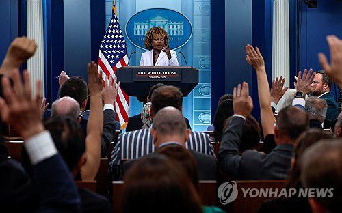 백악관 언론 브리핑(워싱턴DC=로이터) 8일(현지시간) 미국 워싱턴DC 백악관 브리핑룸에서 언론 브리핑 중인 카린 장-피에르 백악관 대변인. 2024.7.9 photo@yna.co.kr