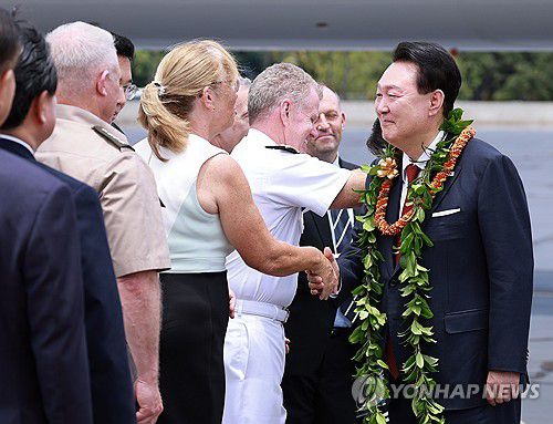 하와이 도착한 윤석열 대통령(호놀룰루=연합뉴스) 홍해인 기자 = 윤석열 대통령이 8일(현지시간) 북대서양조약기구(NATO·나토) 75주년 정상회의 참석에 앞서 미국 하와이 히캄 공군기지에 도착, 환영 나온 새뮤얼 퍼파로 미국 인도·태평양 사령관 내외 등과 웃으며 악수하고 있다.   2024.7.9 hihong@yna.co.kr