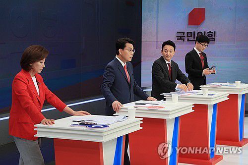 토론 준비하는 국민의힘 당대표 후보들(서울=연합뉴스) 국민의힘 전당대회에 출마한 나경원(왼쪽부터), 윤상현, 원희룡, 한동훈 당대표 후보가 9일 서울 중구 TV조선에서 열린 '국민의힘 당대표 후보 TV토론회'에 참석, 토론 준비를 하고 있다. 2024.7.9 [국회사진기자단] photo@yna.co.kr