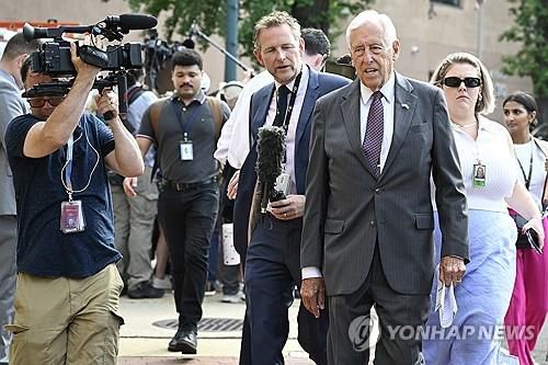 의총 참석하는 민주당 하원의원[워싱턴 AP=연합뉴스. 재판매 및 DB 금지]