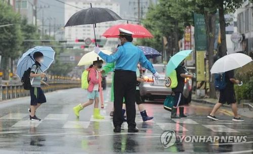 우산 쓴 등굣길[연합뉴스 자료 사진]기사 이해를 돕기 위한 사진으로 2022년에 촬영된 것입니다.