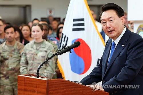 미 인도·태평양 사령부 방문해 격려사하는 윤 대통령(호놀룰루=연합뉴스) 홍해인 기자 = 윤석열 대통령이 9일(현지시간) 미국 하와이 캠프 H. M. 스미스의 인도·태평양 사령부를 방문해 장병들에게 격려사를 하고 있다. 2024.7.10 hihong@yna.co.kr