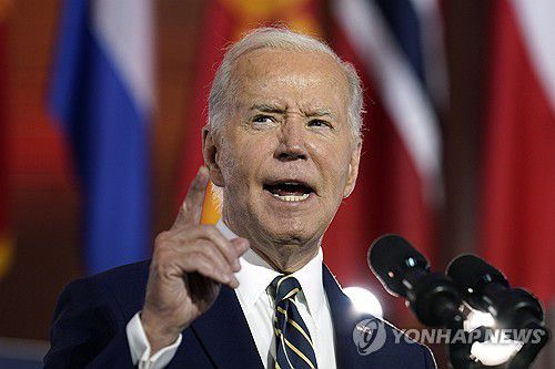 나토서 연설하는 바이든(워싱턴 UPI=연합뉴스) 조 바이든 미국 대통령이 9일(현지시간) 워싱턴 DC 멜론 대강당에서 열린 북대서양조약기구(NATO·나토) 창설 75주년 행사에서 연설하고 있다.2024.07.10