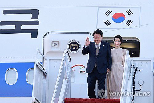윤석열 대통령 부부, 나토 정상회의 참석차 워싱턴DC 도착(워싱턴=연합뉴스) 홍해인 기자 = 윤석열 대통령과 김건희 여사가 10일(현지시간) 북대서양조약기구(NATO·나토) 75주년 정상회의가 열리는 미국 워싱턴DC 인근 앤드루스 공군기지에 도착, 공군 1호기에서 내리며 인사하고 있다. 2024.7.10      hihong@yna.co.k