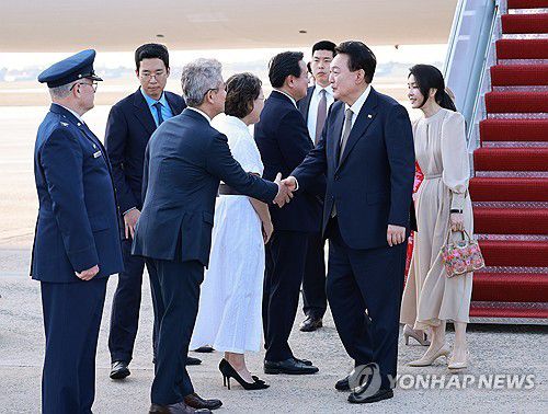 윤석열 대통령 부부, 나토 정상회의 참석차워싱턴DC 도착(워싱턴=연합뉴스) 홍해인 기자 = 윤석열 대통령과 김건희 여사가 10일(현지시간) 북대서양조약기구(NATO·나토) 75주년 정상회의가 열리는 미국 워싱턴DC 인근 인근 앤드루스 공군기지에 전용기인 공군 1호기편으로 도착해 환영객들과 인사하고 있다.  2024.7.10      hihong@yna.co.k