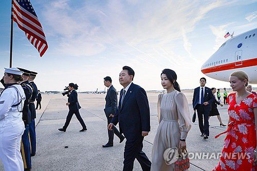 윤석열 대통령 부부, 나토 정상회의 참석차 워싱턴DC 도착(워싱턴=연합뉴스) 홍해인 기자 = 윤석열 대통령과 김건희 여사가 10일(현지시간) 북대서양조약기구(NATO·나토) 75주년 정상회의가 열리는 미국 워싱턴DC 인근 앤드루스 공군기지에 전용기인 공군 1호기 편으로 도착하고 있다.  2024.7.10      hihong@yna.co.k