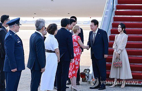 윤석열 대통령 부부, 나토 정상회의 열리는 워싱턴DC 도착(워싱턴=연합뉴스) 홍해인 기자 = 윤석열 대통령과 김건희 여사가 10일(현지시간) 북대서양조약기구(NATO·나토) 75주년 정상회의가 열리는 미국 워싱턴DC 인근 앤드루스 공군기지에 전용기인 공군 1호기편으로 도착해 환영객들과 인사하고 있다.  2024.7.10     hihong@yna.co.k