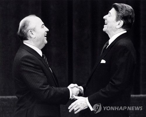 냉전 끝낸 레이건과 고르바초프[로이터 연합뉴스 자료사진. 재판매 및 DB 금지]