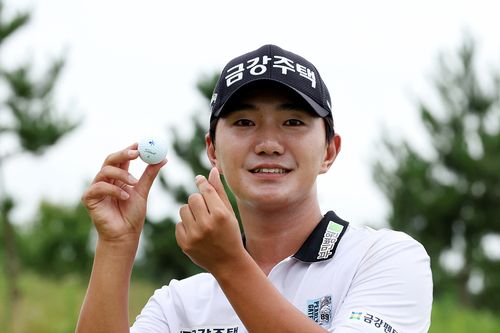 홀인원한 볼을 들고 기뻐하는 옥태훈.[KPGA 제공. 재판매 및 DB 금지]