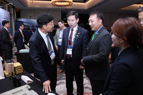 국내 방산업체 전시관을 둘러보는 김선호 국방부 차관[국방부 제공. 재판매 및 DB 금지]