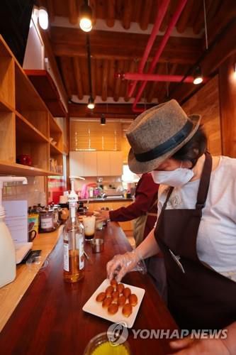 거창의 어르신 바리스타들이 활약하는 실버 카페 '웃음[촬영 성연재]