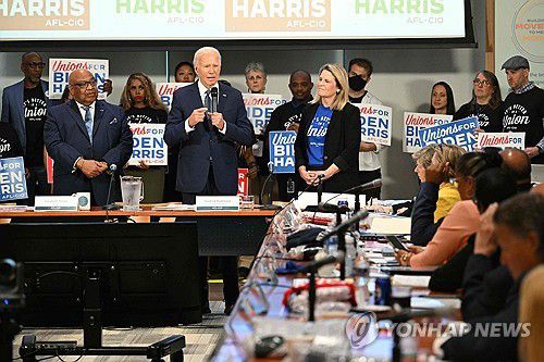 미국 최대 노조 AFL-CIO 본부를 방문한 조 바이든 대통령(워싱턴 AFP=연합뉴스) 조 바이든 대통령이 미국 최대 노동단체인 노동조합 총연맹(AFL-CIO) 본부에 방문해 연설하고 있다. 2024.7.10 photo@yna.co.kr