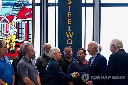 전미철강노조 조합원들 만난 바이든 미국 대통령[로이터 연합뉴스 자료사진. 재판매 및 DB 금지]