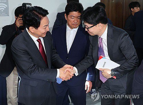 인사하는 원희룡-한동훈(서울=연합뉴스) 한종찬 기자 = 국민의힘 대표 경선에 출마한 원희룡 후보와 한동훈 후보가 지난 5일 오후 서울 여의도 중앙당사에서 열린 '미래를 위한 약속, 공정 경선 서약식'에서 악수하고 있다. 2024.7.5 saba@yna.co.kr