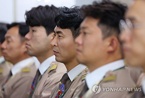 굳은 표정의 아시아나항공 조종사들(서울=연합뉴스) 김도훈 기자 = 11일 오후 서울 중구 민주노총에서 열린 대한항공-아시아나항공 인수합병 반대 기자회견에 참석한 아시아나항공조종사노조원들이 권수정 아시아나항공노조위원장의 발언을 듣고 있다. 2024.7.11 superdoo82@yna.co.kr