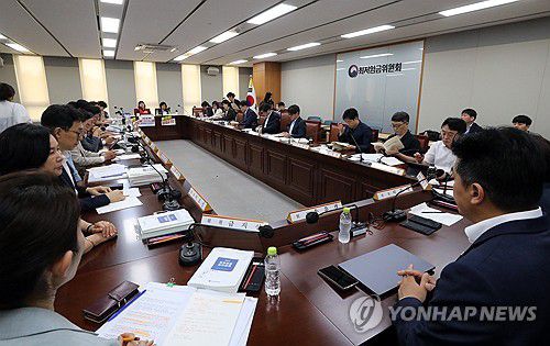 제10차 최저임금위원회 전원회의(세종=연합뉴스) 배재만 기자 = 11일 오후 정부세종청사 최저임금위원회 회의실에서 제10차 전원회의가 열리고 있다. 2024.7.11 scoop@yna.co.kr