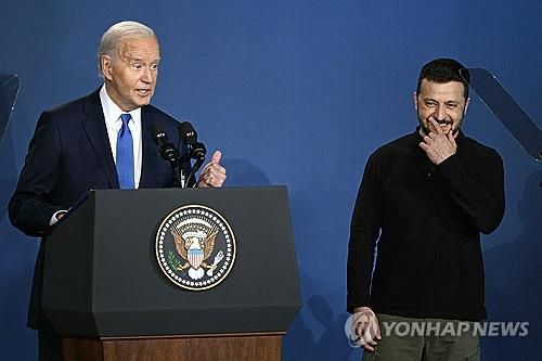 젤렌스키 대통령 옆에서 발언하는 바이든 대통령[워싱턴 AFP=연합뉴스]