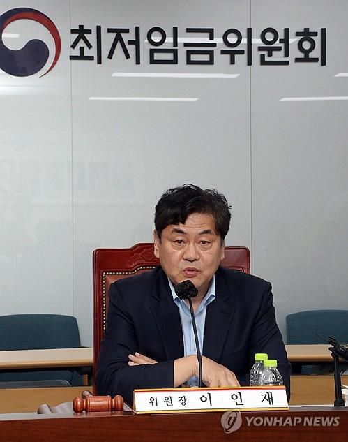 이인재 최저임금위원장(세종=연합뉴스) 배재만 기자 = 최저임금위는 이날 내년 최저임금을 시간당 1만30원으로 결정했다. 이는 올해보다 1.7% 오른 것으로, 사상 처음으로 최저임금 1만원 시대를 맞게 됐다. 2024.7.12 scoop@yna.co.kr