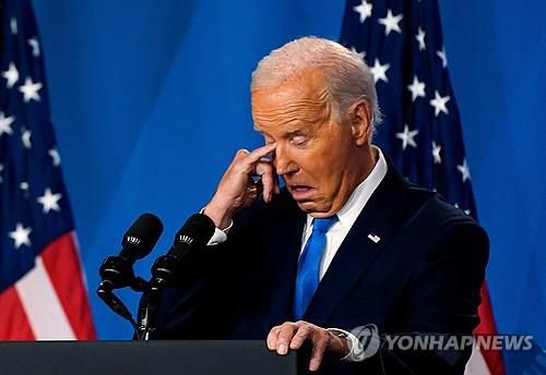 회견중 눈 만지는 바이든 대통령[워싱턴 로이터=연합뉴스]