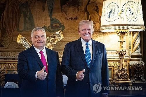 플로리다에 있는 마러라고 리조트에서 회동한 도널드 트럼프 전 미국 대통령(오른쪽)과 오르반 빅토르 헝가리 총리. 오르반 총리 트위터 갈무리. [AFP 연합뉴스 자료사진]