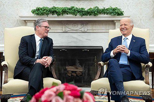 조 바이든 미국 대통령과 키어 스타머 영국 총리[AFP 연합뉴스 자료 사진. 재판매 및 DB 금지]