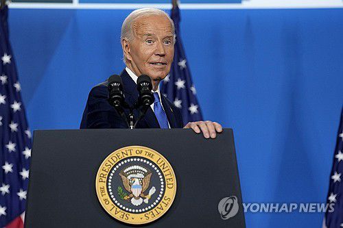 "트럼프 말 들으세요"(워싱턴DC AP=연합뉴스) 조 바이든 미국 대통령이 북대서양조약기구(NATO·나토) 정상회의 마지막 날인 11일(현지시간) 워싱턴DC에서 진행한 기자회견에서 마지막 질문에 답하고 퇴장하는 모습. 바이든 대통령은 자신의 말실수를 트럼프 전 대통령이 조롱하고 있다는 기자의 질문에 "그의 말을 들어라"(Listen to him)이라고 답하고 기자회견장을 떠났다.  2024.7.12